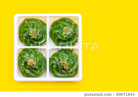 Sweet pandan pudding with white sesame seeds Sweet pandan pudding with white sesame seeds 89071843
