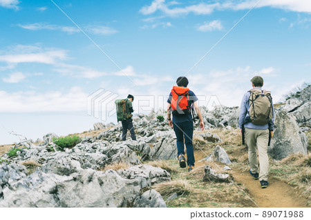 Mountaineering group 89071988