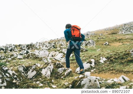 Men climbing 89072107