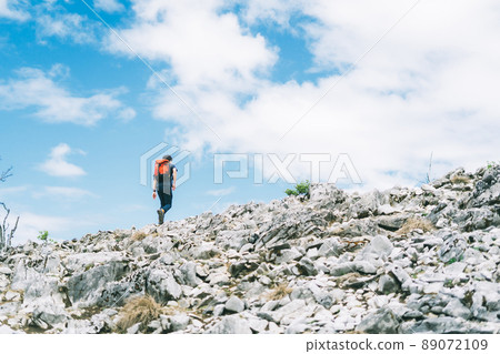 Men climbing Men climbing 89072109