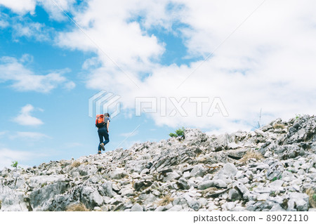 Men climbing 89072110