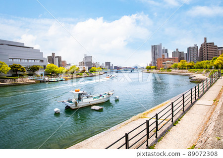 It is the cityscape of Hiroshima. It is along the main river where you can see Aster Plaza. Please enjoy the bright and spacious atmosphere. Hiroshima Prefecture 89072308