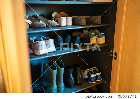 Contents of the shoe box 89072771