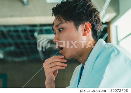 A white coat male 89072798