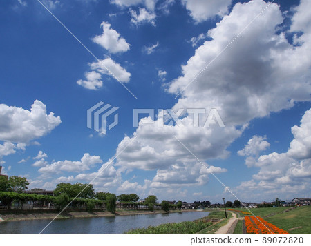 河流上方天空中的雲 河流上方天空中的雲 89072820