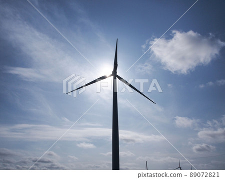 以太陽為背景的風力螺旋槳 以太陽為背景的風力螺旋槳 89072821