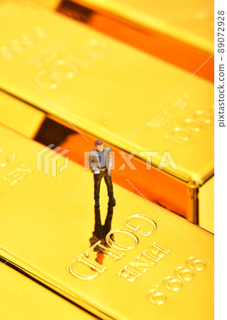 Miniature figure people with gold bars Miniature figure people with gold bars 89072928