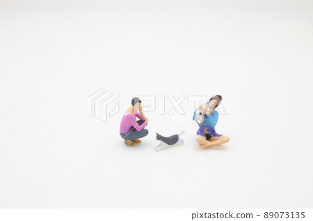 a fun figure play with cat on the white board 89073135