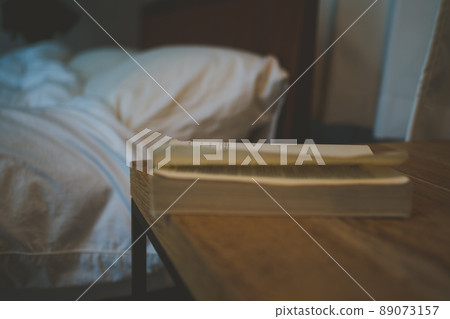 Book at the bedside 89073157