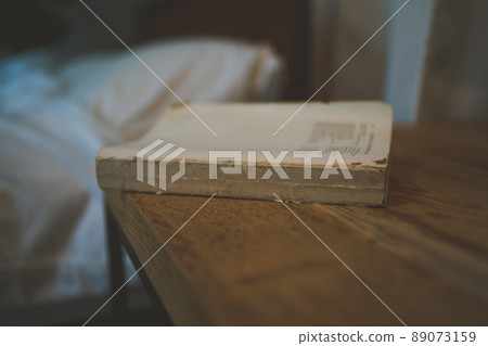 Book at the bedside 89073159