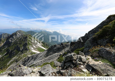 [Toyama Prefecture/Nagano Prefecture, July] View from the summit of Mt. Harinoki, the ridgeline of the Northern Alps (in the direction of Mt. Kashima-Yari-dake, Mt. Goryu-dake, and Mt. Hakuba) 89073278