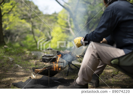 一個人在營地篝火 89074220