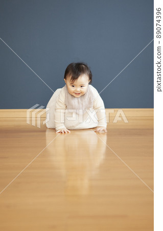 Crawling baby 89074396