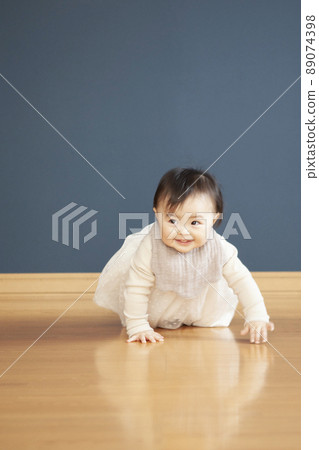嬰兒爬行 嬰兒爬行 89074398