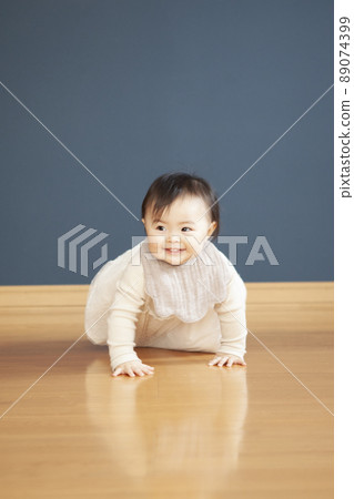 嬰兒爬行 嬰兒爬行 89074399