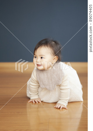 嬰兒爬行 嬰兒爬行 89074405