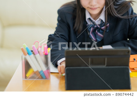 在家用平板電腦學習的高中女生 在家用平板電腦學習的高中女生 89074442