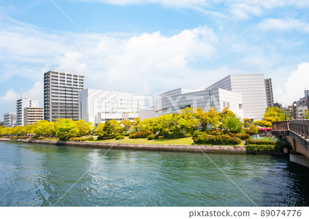 這是從廣島文化交流館附近看到的主要河流上游的景色。請使用它作為一個明亮的城市的形象。廣島縣 這是從廣島文化交流館附近看到的主要河流上游的景色。請使用它作為一個明亮的城市的形象。廣島縣 89074776