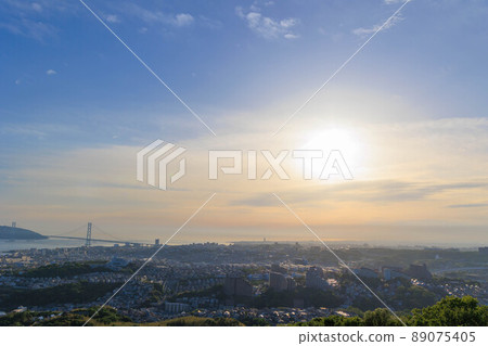 從旗折山看到的夕陽染成的垂海市街景 89075405