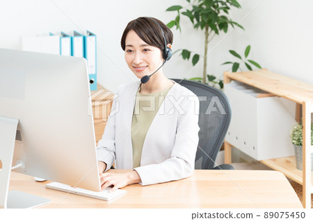 在辦公室工作的女性（商務、商人、女商人、接線員、呼叫中心） 89075450