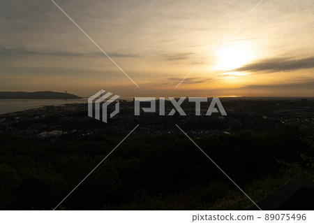 從旗折山看到的夕陽染成的垂海市街景 從旗折山看到的夕陽染成的垂海市街景 89075496