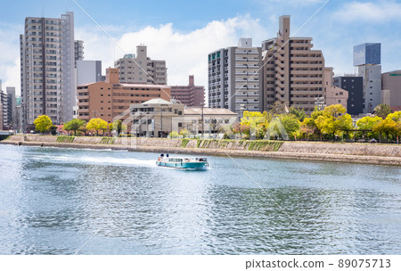 It is a sightseeing boat scenery of the Hiroshima World Heritage Route. We are sailing in front of Aster Plaza. Please have a bright atmosphere. Hiroshima Prefecture 89075713