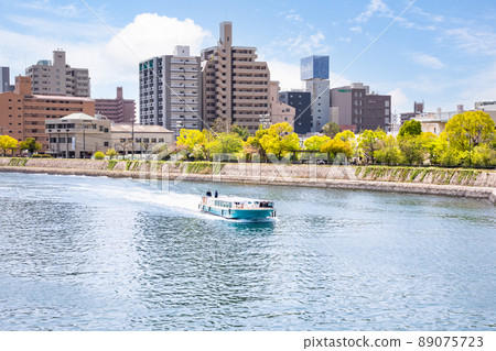 這是廣島世界遺產路線的觀光船風景。我們在紫苑廣場前航行。請有明亮的氣氛。廣島縣 這是廣島世界遺產路線的觀光船風景。我們在紫苑廣場前航行。請有明亮的氣氛。廣島縣 89075723