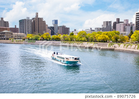 It is a sightseeing boat scenery of the Hiroshima World Heritage Route. We are sailing in front of Aster Plaza. Please have a bright atmosphere. Hiroshima Prefecture 89075726