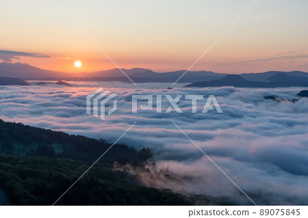 從美幌峠看到的屈斜路湖的黎明和太陽照亮的雲海 從美幌峠看到的屈斜路湖的黎明和太陽照亮的雲海 89075845