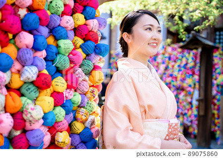 A woman in a kimono sightseeing in Kyoto 89075860