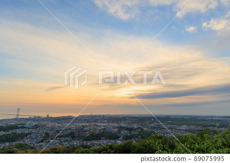 The cityscape of Tarumi dyed in the setting sun seen from Mt. Hatafuri 89075995