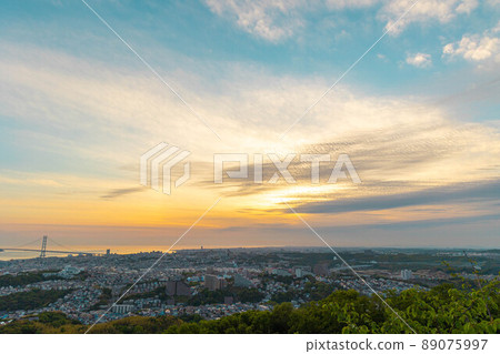 The cityscape of Tarumi dyed in the setting sun seen from Mt. Hatafuri 89075997