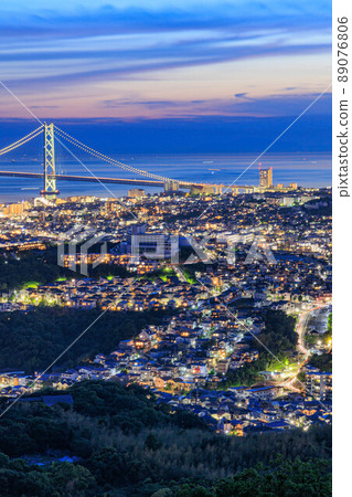 從旗折山看日落後的樽海街景 89076806