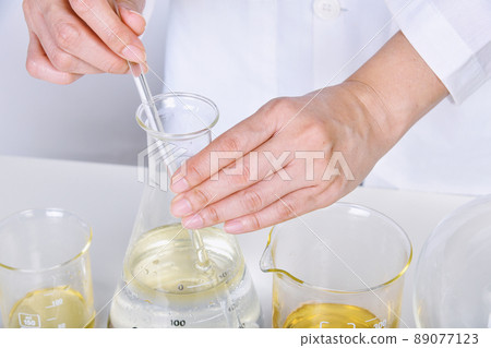 Chemical reagent pouring and mixing, Laboratory and science experiments, Formulating the chemical 89077123