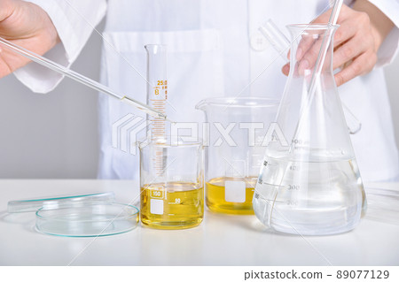 Oil dropping, Chemical reagent mixing, Laboratory and science experiments, Formulating 89077129