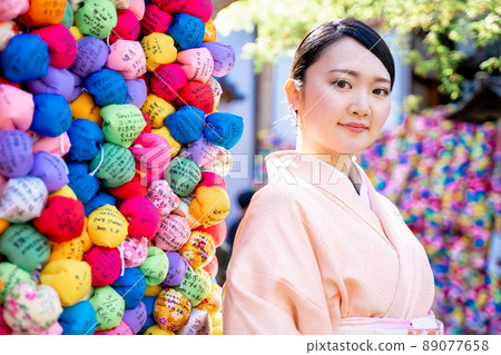 A woman in a kimono sightseeing in Kyoto A woman in a kimono sightseeing in Kyoto 89077658