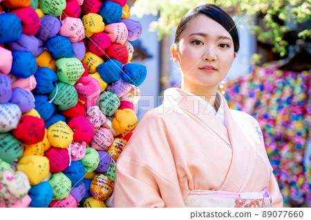 A woman in a kimono sightseeing in Kyoto A woman in a kimono sightseeing in Kyoto 89077660