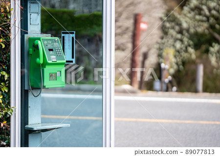 在街角的公用電話亭 在街角的公用電話亭 89077813