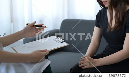 Professional psychologist explaining diagnosis, giving advice to patient. Mental health and psychotherapy concept. 89078872