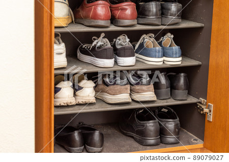 Lots of shoes stored in a shoe box 89079027
