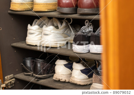 Open the shoe box door 89079032