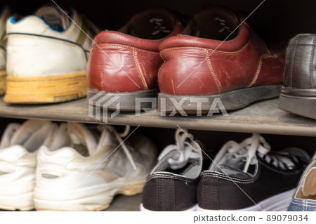 Shoes lined up in a shoe box 89079034
