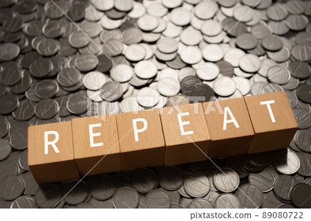 重複/重複的圖像 | 上面寫有“REPEAT”的積木和硬幣 重複/重複的圖像 | 上面寫有“REPEAT”的積木和硬幣 89080722