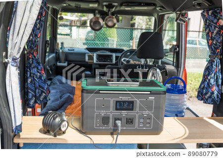 [Use a portable power supply when staying in the car] 89080779