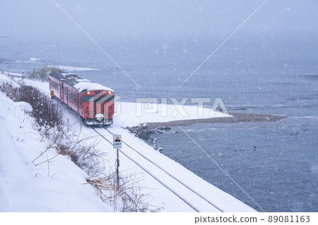 《Toyama Prefecture》 Himi Line and Onnaiwa / Snow Amaharashi Coast 89081163