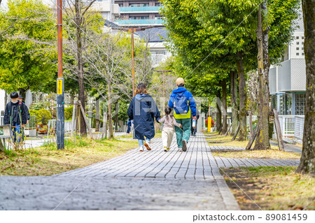 Parents and children walking in a residential area of Tama New Town blessed with nature 89081459