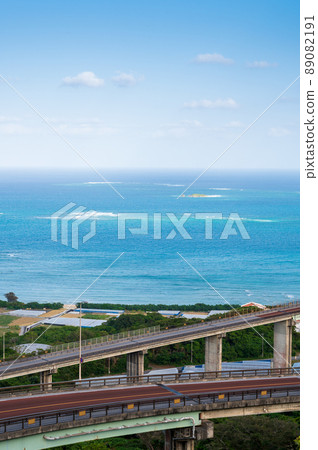South Island A large bridge leading to the sea in Okinawa Prefecture, a wide blue sky and a blue sea 89082191