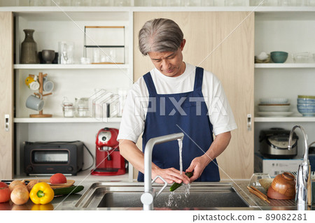 一個男人洗碗 一個男人洗碗 89082281