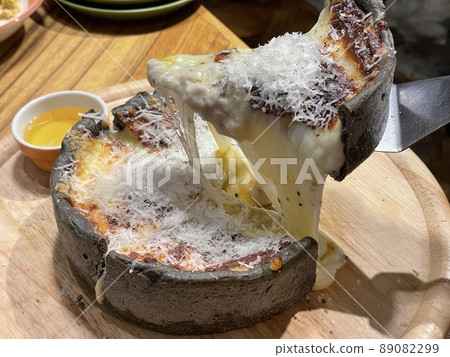 Chicago pizza cheese grows 89082299