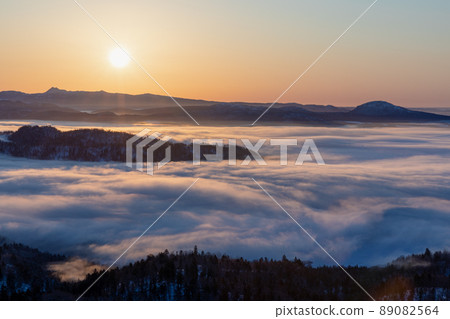 The dawn of Bihoro Pass and the sea of clouds swirling 89082564